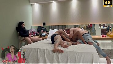 そのは二人の男性とセックスするという空想を抱いていたので、ぽっちゃりした男は友人に電話をかけ、コンドームなしで彼女とセックスするように頼んだ!