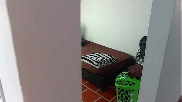 Dono da casa veio cobrar o aluguel , eu n&atilde;o tinha dinheiro pra pagar e ent&atilde;o ele usou minha bucetinha e meu cuzinho pra se divertir