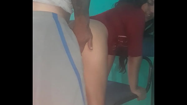 Download Video - Hotwife se come la verga del primo que viene de visita y le pega un rapidin