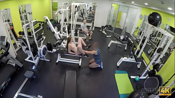 Download Video - HUNT4K&period; Naiver Fitness-Hase hat Sex mit reichen M&auml;nnern anstatt zu trainieren