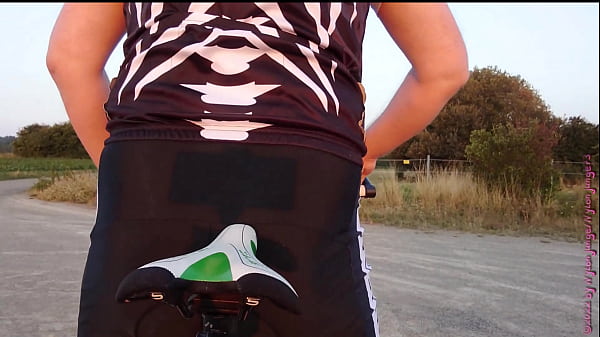 Dicker Arsch auf dem Fahrradsattel