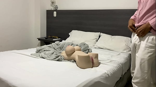 Download Video - Mi hermanastra me quiere ense&ntilde;ar a follar con una mu&ntilde;eca sexual Tantaly pero ella no resisti&oacute; verme follar con la mu&ntilde;eca y me pidi&oacute; que tambi&eacute;n le metiera mi pene