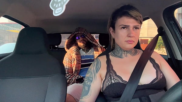 Uber woman picks up suspicious passenger and ends up having to give her pussy right there in the car! He said he would fuck her bareback and that he wouldn't pay for the ride! (She came on the bandit's dick)