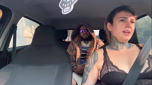 Uber woman picks up suspicious passenger and ends up having to give her pussy right there in the car! He said he would fuck her bareback and that he wouldn't pay for the ride! (She came on the bandit's dick)