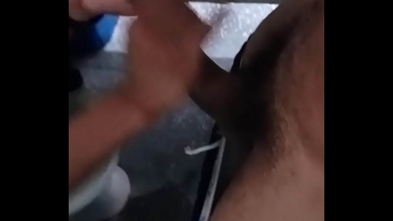 Joven me pega en el baño de la estación de autobuses
                    black pornstar real public big dick banheiro novinho pauzao baixinho muchos negros