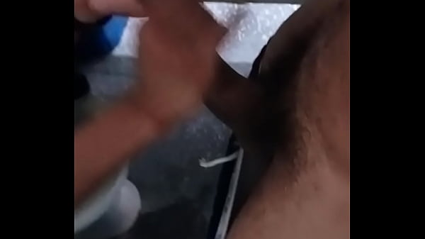 Novinho bate pra mim no banheiro da rodoviária