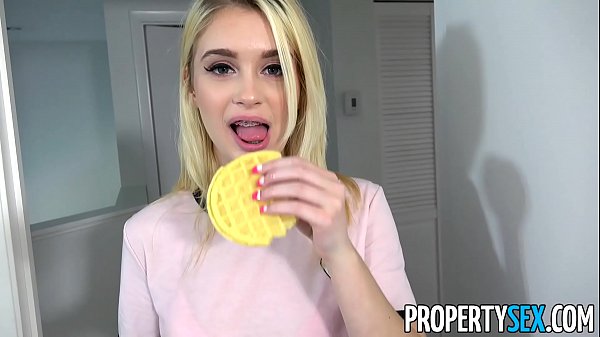 Hot petite blonde Teen fickt ihre Mitbewohnerin