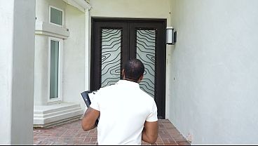 性欲旺盛なコンテンツクリエイター、エマ・ロージーが甘い言葉でコミュニティオフィサーを誘惑し、BBCスリーサムに誘う GP3480