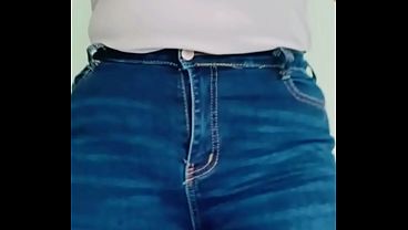 secretaria latina culona se quita todo su uniforme y se masturba en el ba&ntilde;o de su oficina en la hora del almuerzo