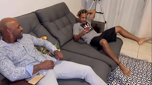 Download Video - J&aacute; e natal novinho marrento e seu amigo  ganharam dois piru do seu padrasto na noite de natal bareback Juninho Oficial  Patrick Jesus Tom Black3