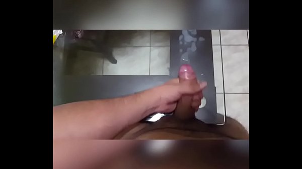 Me masturbo solo y eyaculo toda mi leche