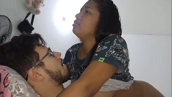 Download Video - Todos estaban fuera de casa y entre a la habitaci&oacute;n de mi hermanastra y la sorprend&iacute; grabando le gust&oacute; y terminamos follando colombiana puta en Estados Unidos pikaa6 and gluspet