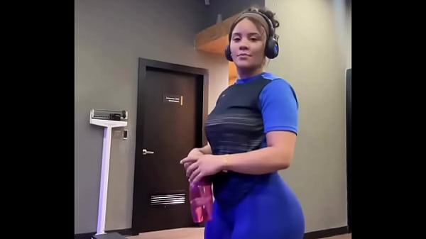 Hermosa latina con buen culo!!