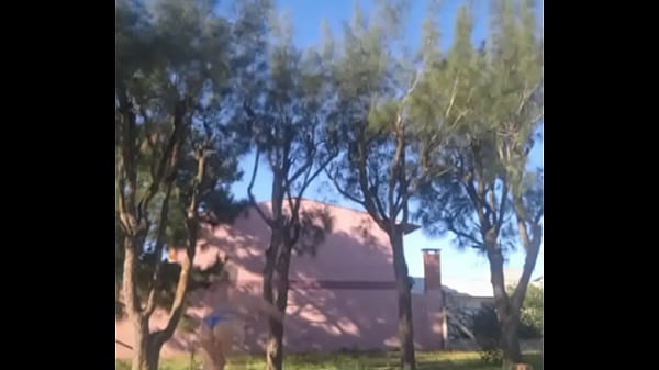 Madrasta de biquíni no jardim de casa faz vídeo para enteado, para mostrar a roupa nova.