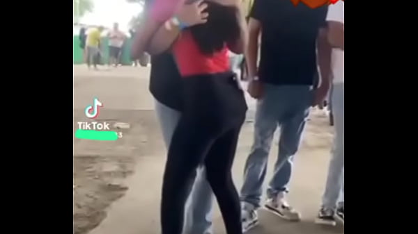 踊る雌犬