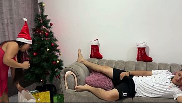 Despu&eacute;s de armar el &aacute;rbol de navidad mi puta hermanastra agarra mis bolas y se las mete en su boca hasta terminar teniendo una dura follada.