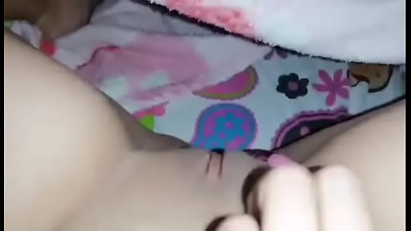 La pobre está muy cachonda y no tiene quien le ayude