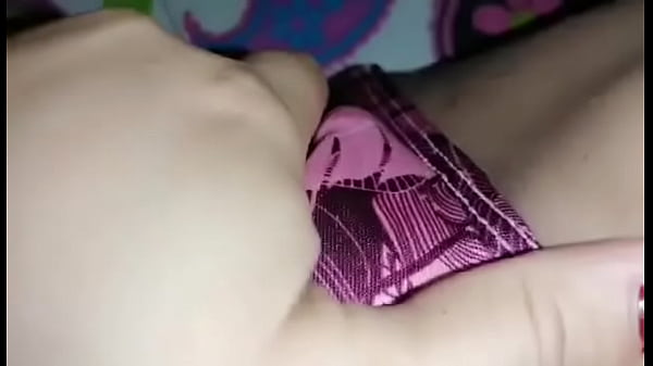 La pobre está muy cachonda y no tiene quien le ...