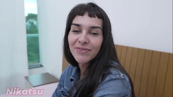 Salmakia baila y se masturba con dos juguetes al mismo tiempo en su cl&iacute;toris