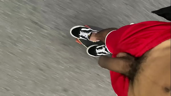 Tirou o pauzao pra fora na rua andando de skate