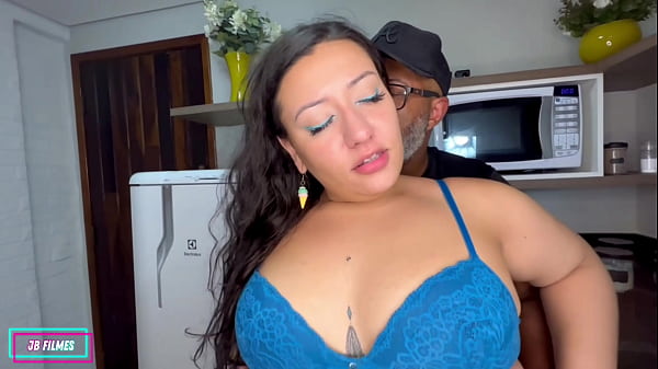 COMI O C&Uacute; DA GORDINHA DELICIOSA NO MEIO DA COZINHA