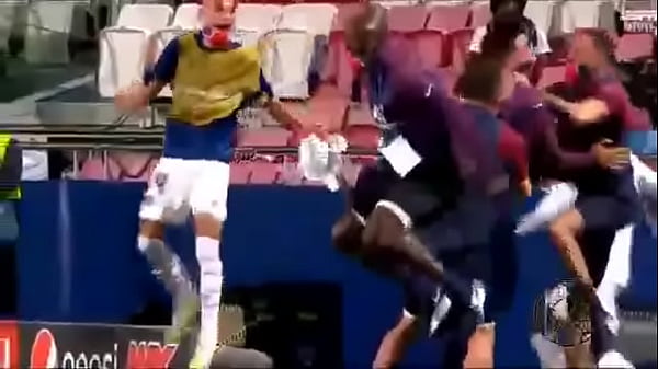 Neymar enfiando a bola gosto nas costas da defesa