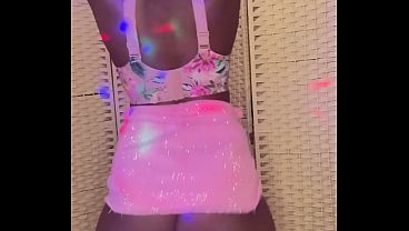 コネチカット出身のグラマラスなカリブ海諸島出身の女性ラッパーが、音楽に合わせて大きな黒いお尻を揺らす