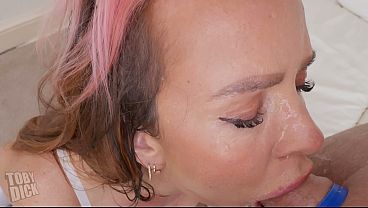 嘔吐リサイクルMILFが屈辱的な小便とビンタを受ける - 喉フェラとアナルフェラ
