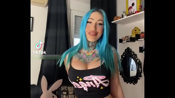 Perra caliente otaku sexy de pelo azul