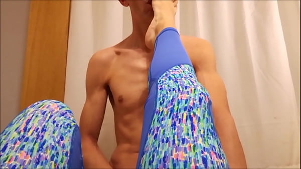 Download Video - Isabel po treningu&comma; lizanie st&oacute;p&comma; lodzik i spust na twarz