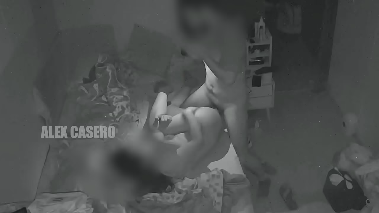 ME FOLLO A MI HERMANASTRA EN MI HABITACI&Oacute_N, LA PUTA ME VE CON LA PINGA PARADA Y SE SIENTA DE FRENTE