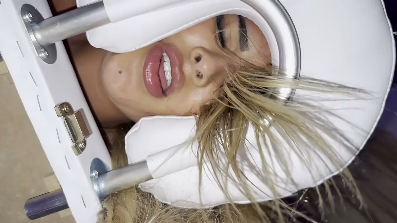 Se suponía que solo iba a ser un masaje, pero esta rubia despampanante de 19 años me puso muy cachondo.