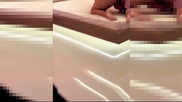 MILF latina HORNY SACUDE EL CULO SOBRE SU JUGUETE SEXUAL mientras es observada por su hijastro