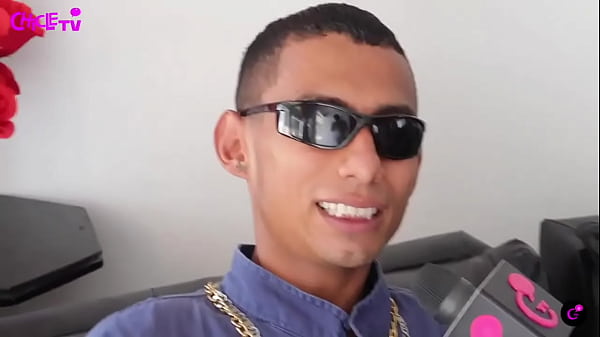 el tatuador le tatuo la oreja a lo rasta y lo perjudico.