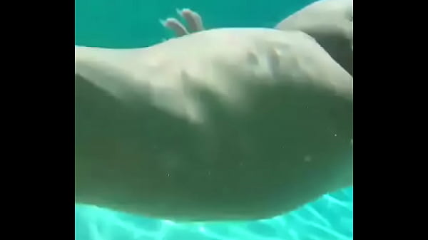 Emily Dias peladinha in the pool