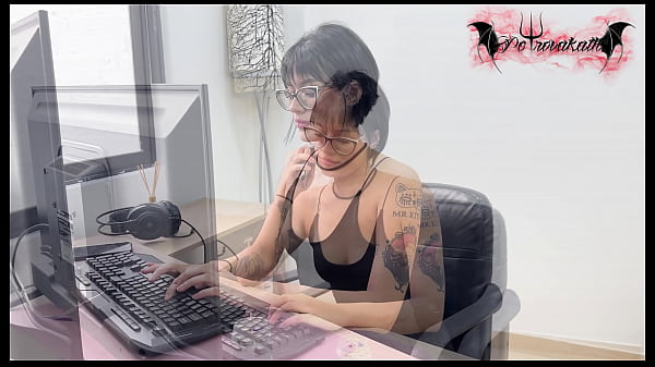 hot call, I masturbate deliciously in the office.