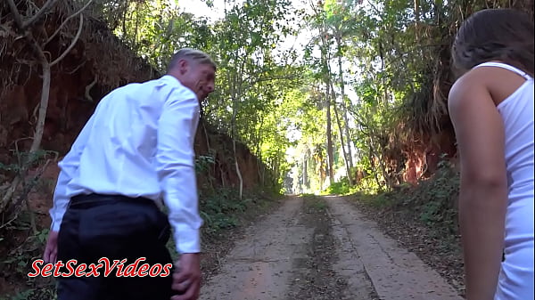 Download Video - Mo&ccedil;a do interior fica perdida e acaba fazendo sexo anal e DP com dono da ch&aacute;cara e amigo - Parte 2-2 Trailer-b