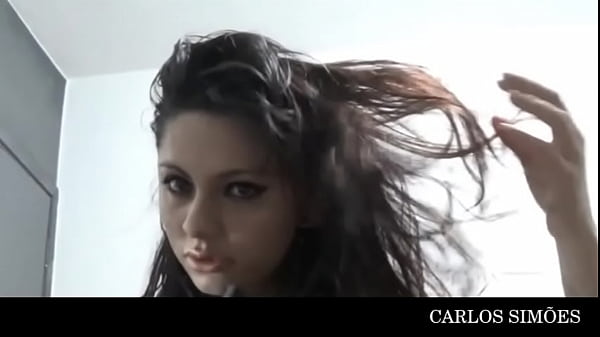 HOT GIRL SHOWING OFF ON CAM