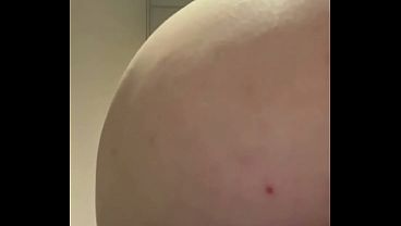 ストッキングとハイヒール姿のロシアの美脚女神 - 顔の上で踊り、肛門を指で弄ぶクローズアップ
