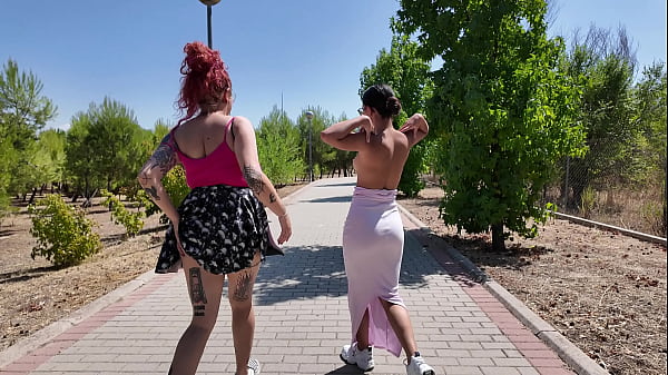 REBECA Y CRIS FLASHING EN PUBLICO
