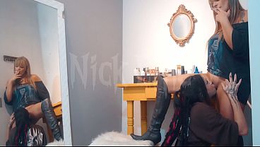 Sexo lésbico com muita fumaça e oral na bucetinha dessa gostosa