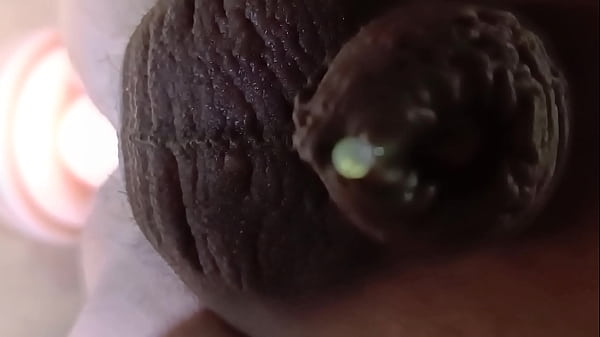 Toma muy de cerca donde recibo a mi dildo cabez&oacute;n y lo disfruto mucho