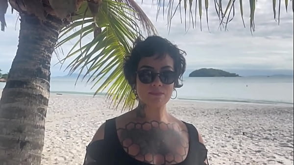 Essa baixinha rabuda ama sexo hard