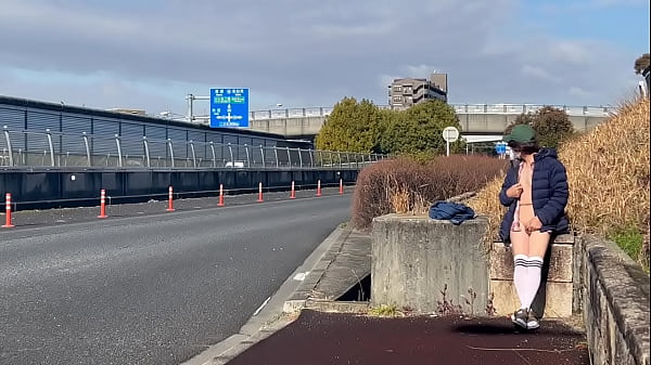 Download Video - 女装子まゆちゃんが車がばんばん通る日中の国道脇の歩道でノーブラノーパンの前をはだけて大股開いて丸出しの露出プレイを楽しんでいる。