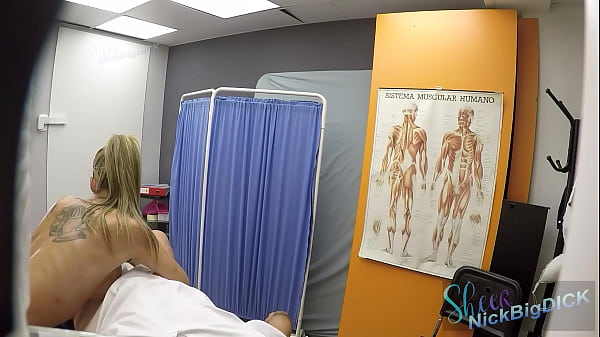 El fisio se folla a su paciente MILF la graba con Camara Oculta