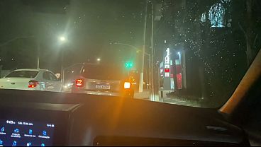 MARIDO CORNO LEVA SUA ESPOSA PARA ACHAR COMEDORES PELA RUA PARA TRANSAR COM ELA