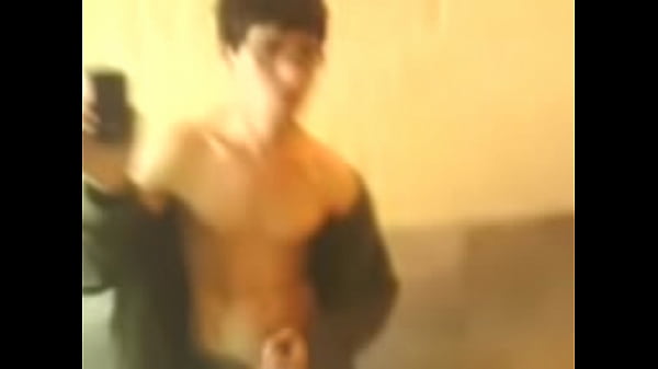 Masturbandome frente al espejo en un baño publico