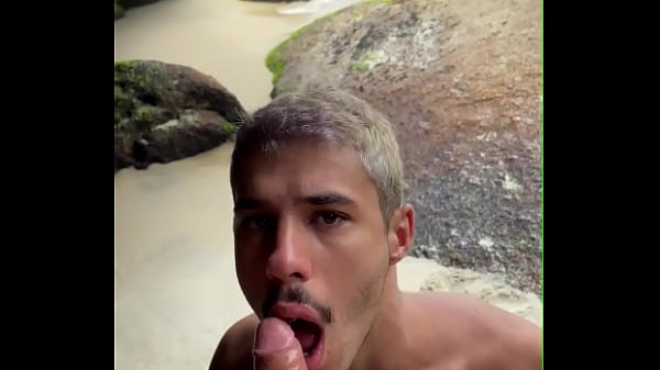 O hetero estava na praia e não parava de pegar ...