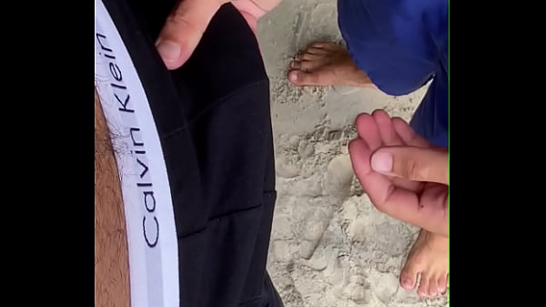Download Video - o hetero estava na praia e n&atilde;o parava de pegar no pau e me olhar&comma; tive que ir ajudar ele&period;