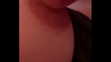 neg&atilde;o come esposa e marido exibicionista no pelo na praia de nudismo